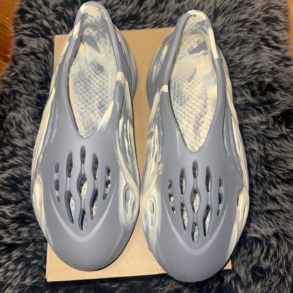 ❌SOLD❌YEEZY Foam Runner Moon Grey - Picture 3 of 9